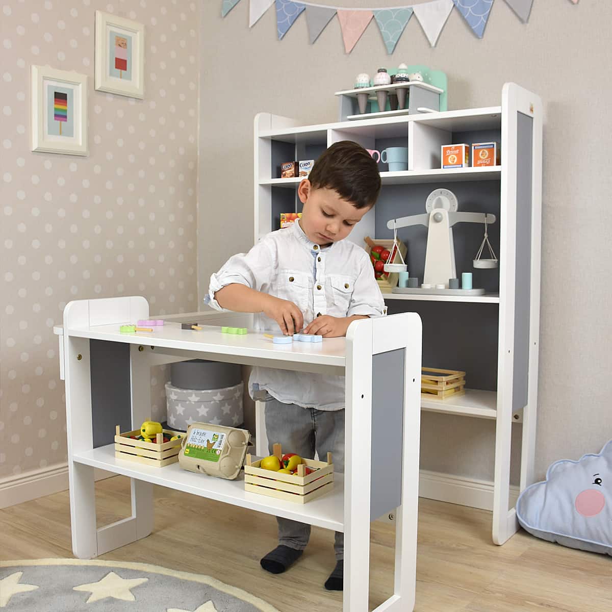 Kinderkaufladen mit spielendem Jungen
