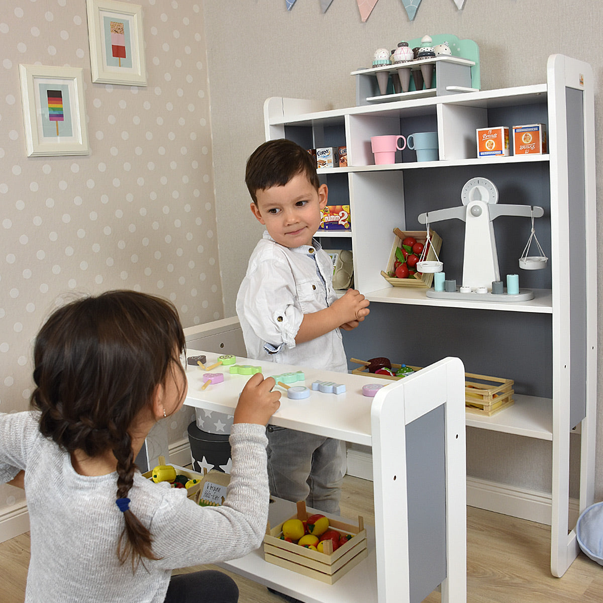 Kinderkaufladen mit spielenden Kindern