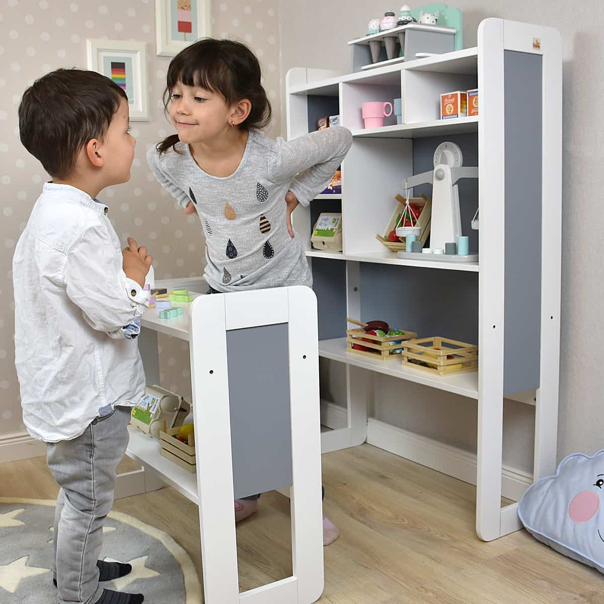 Kinderkaufladen mit spielenden Kindern