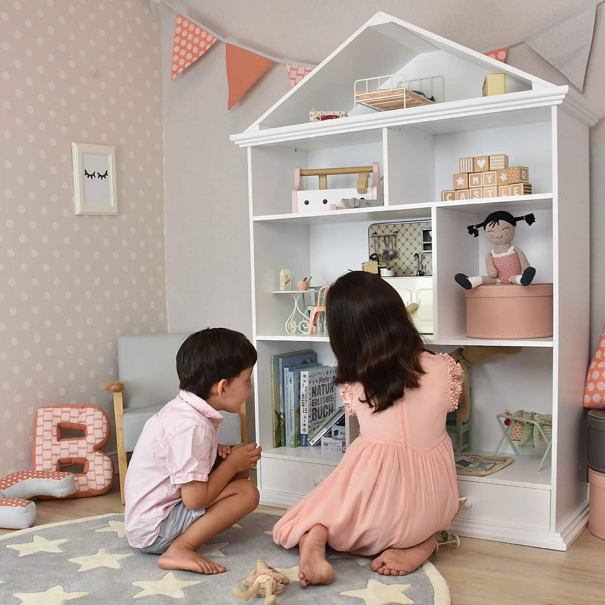 Meppi Puppenhaus mit spielenden Kindern