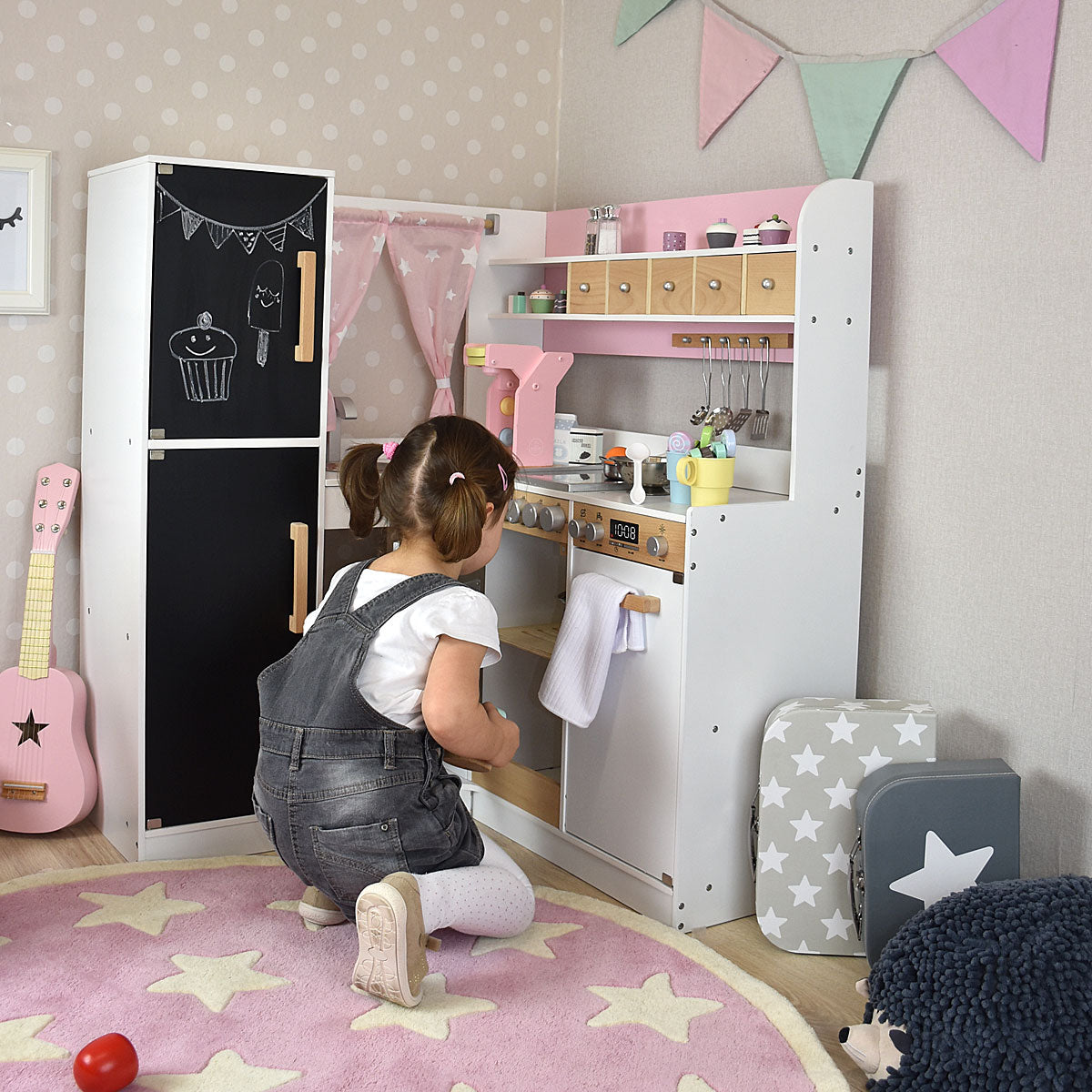 Kinderküche mit spielendem Mädchen