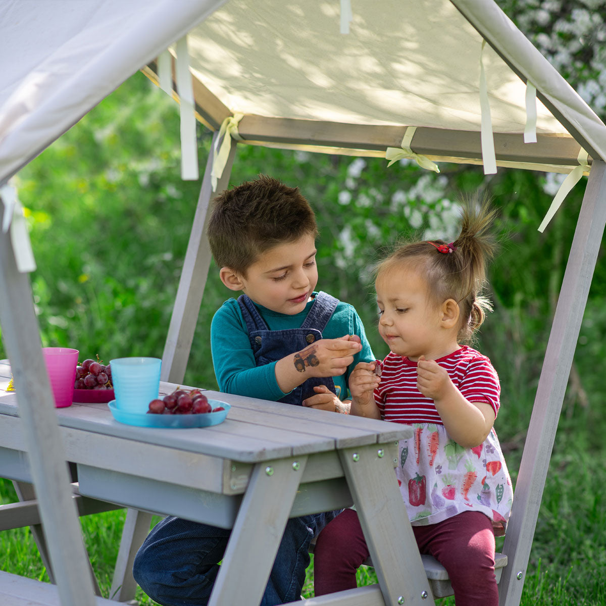 Sitzgruppe Pellworm im Garten mit Kindern