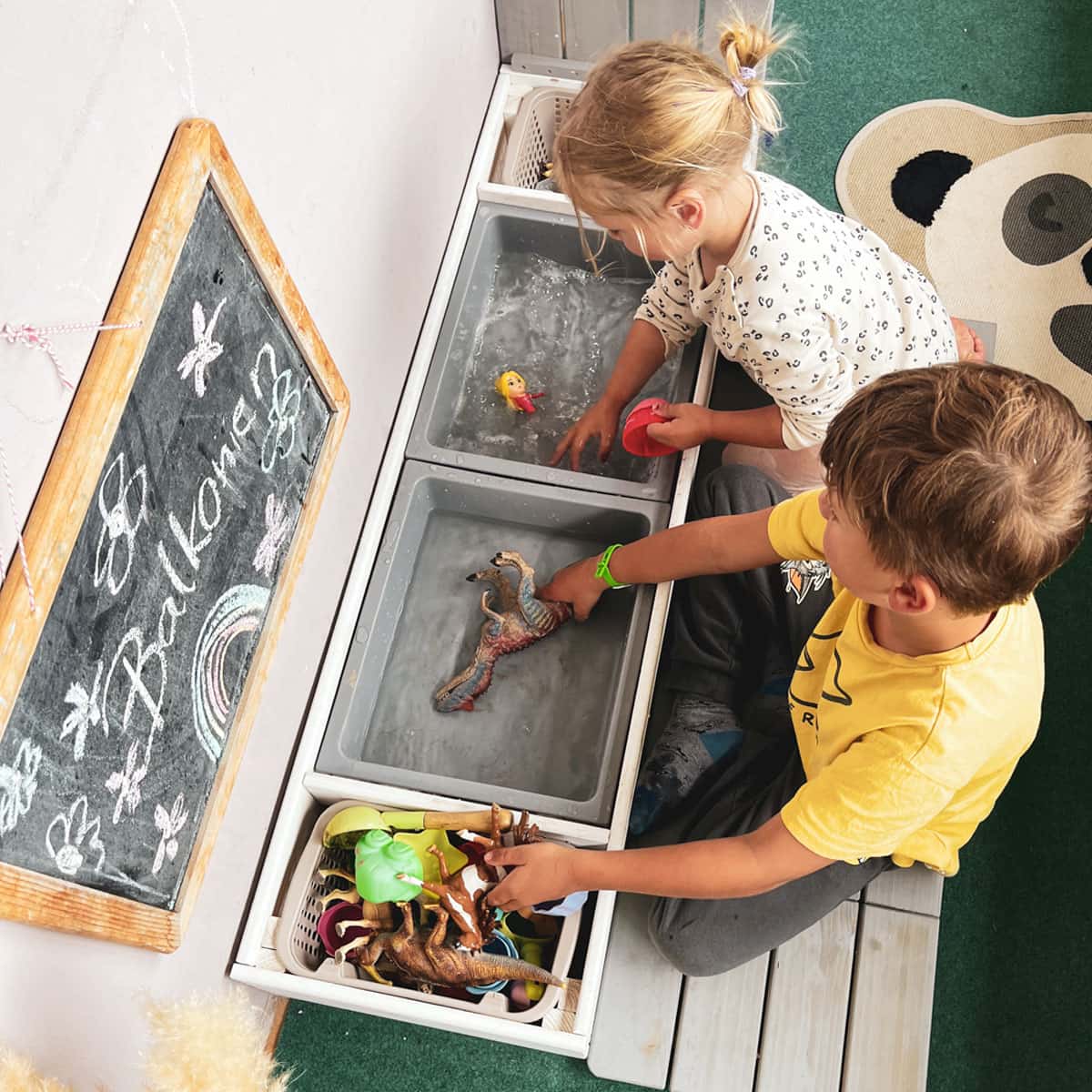 Sandkasten Kinder spielen mit Matschwannen