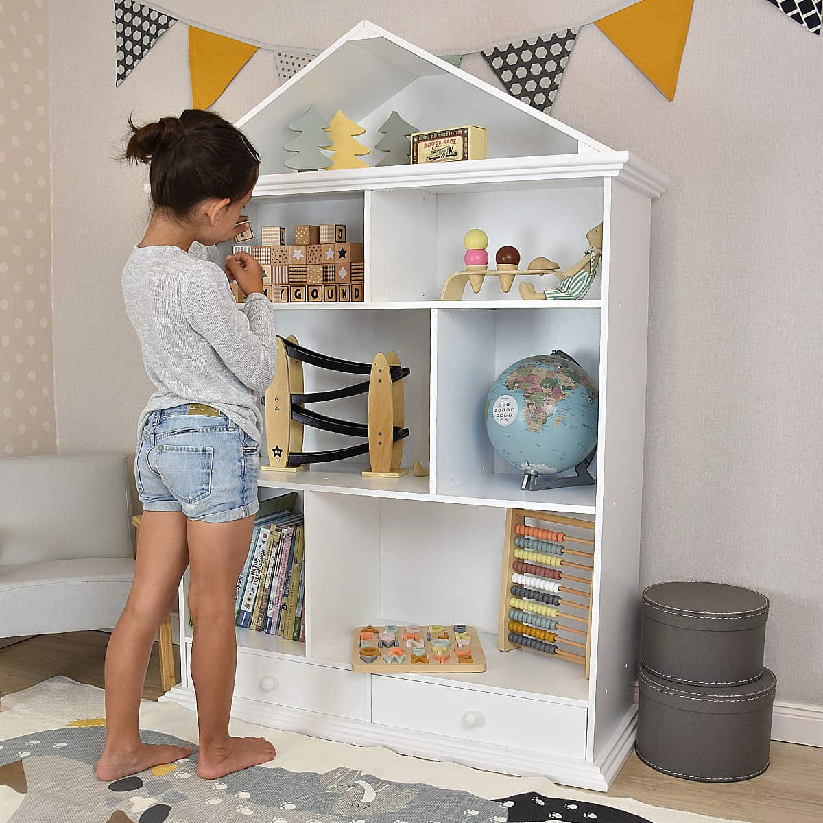 Meppi Puppenhaus mit spielendem Mädchen