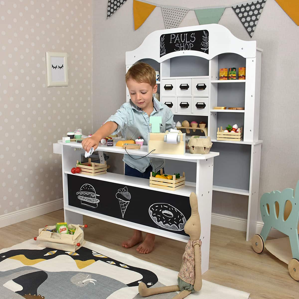 Kaufladen mit spielendem Kind