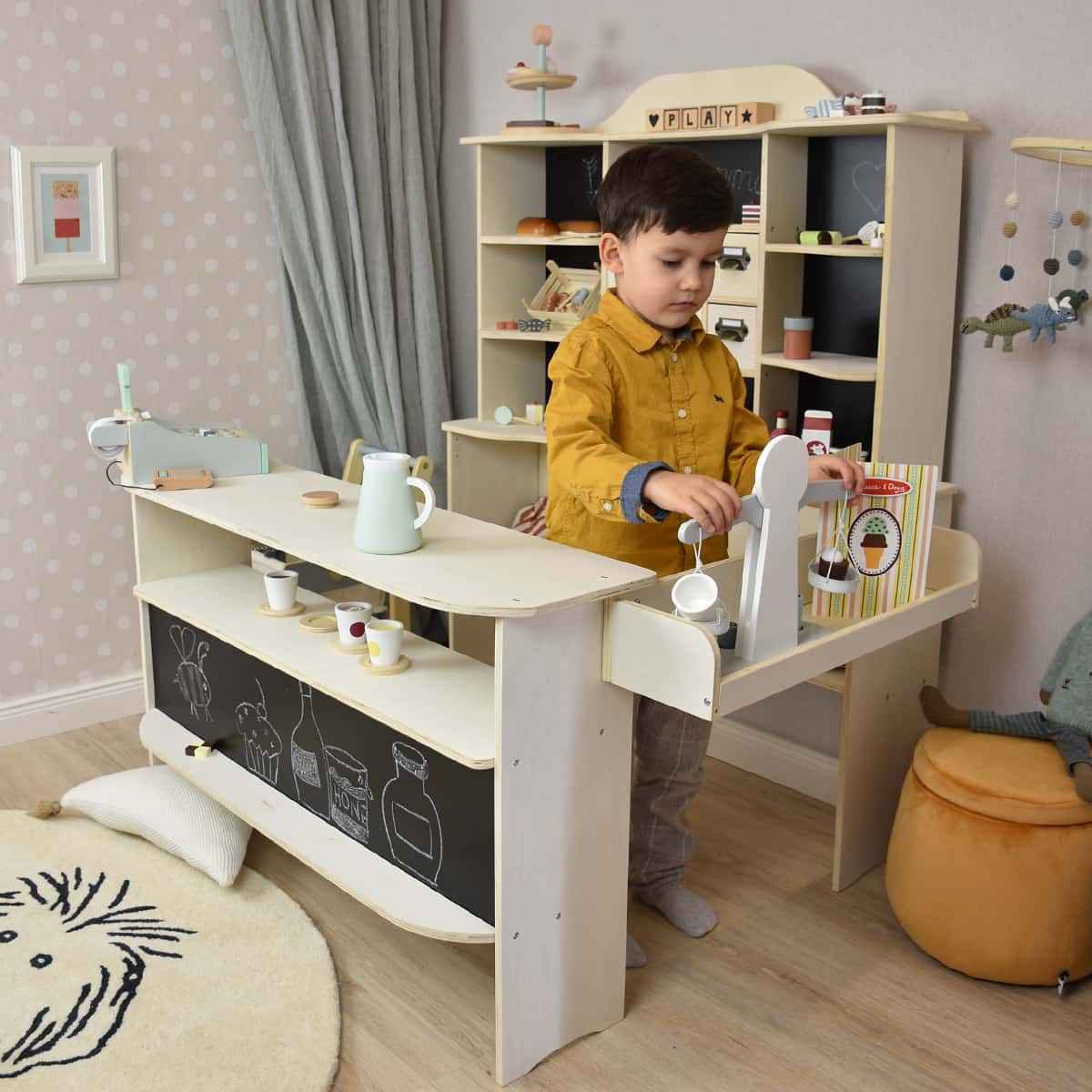 Kaufladen Bumblebee mit spielendem Kind