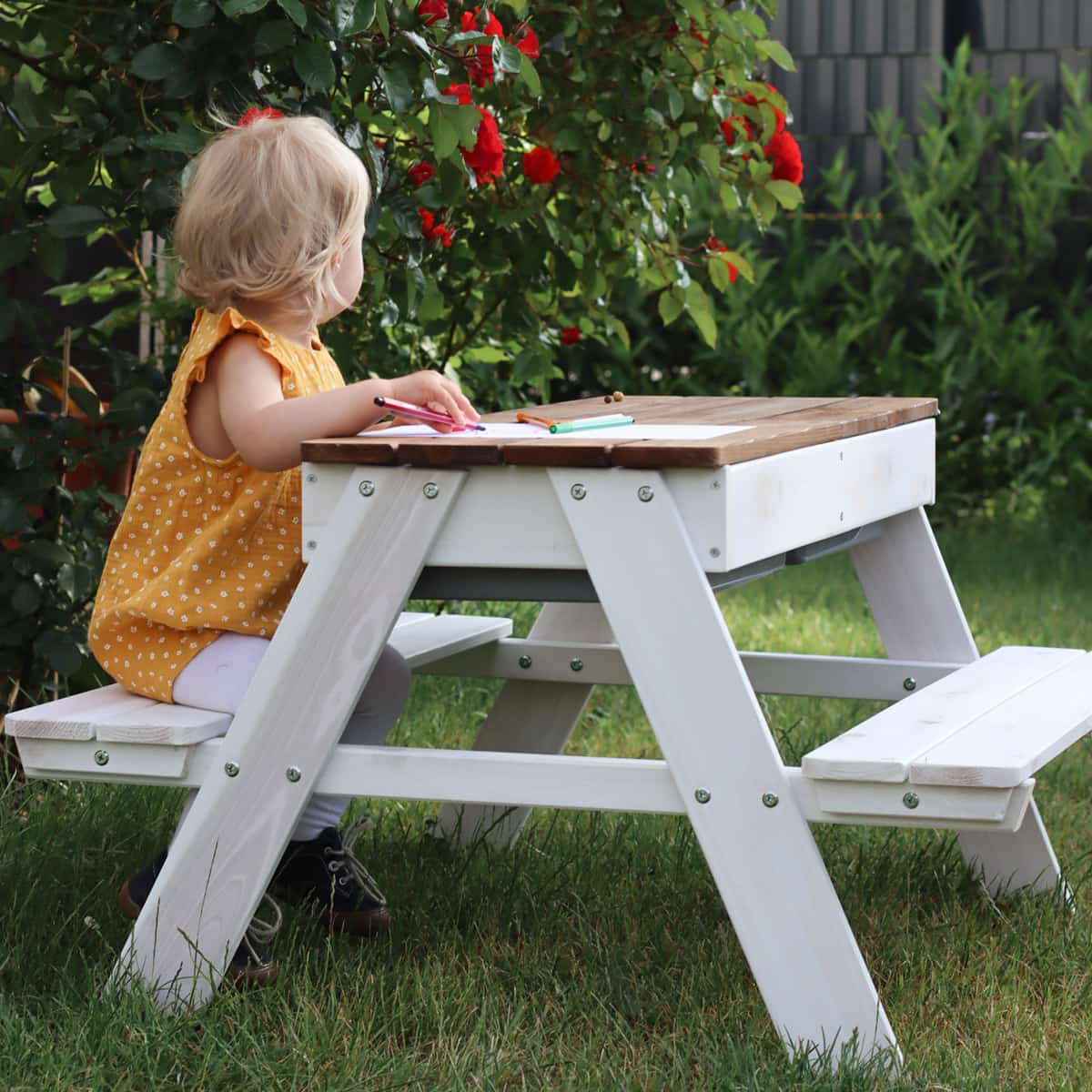 Kindersitzgruppe Rügen mit sitzendem Kind