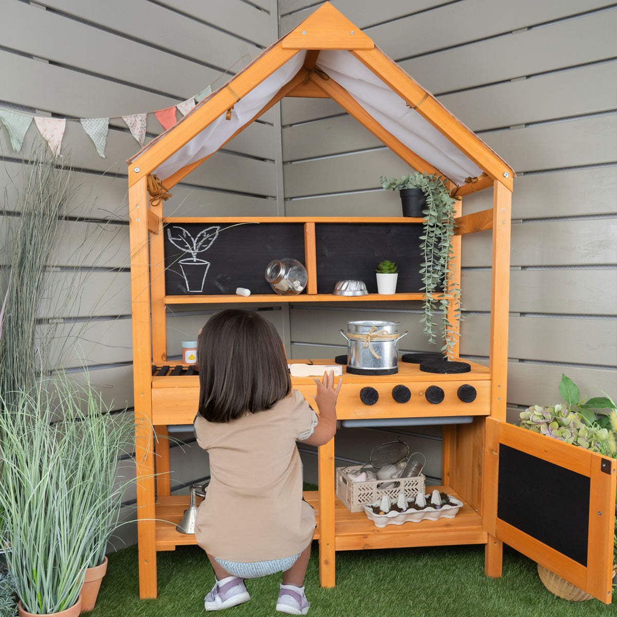 Gärtnern mit Kindern – Mit der Outdoor-Kinderküche als Pflanztisch