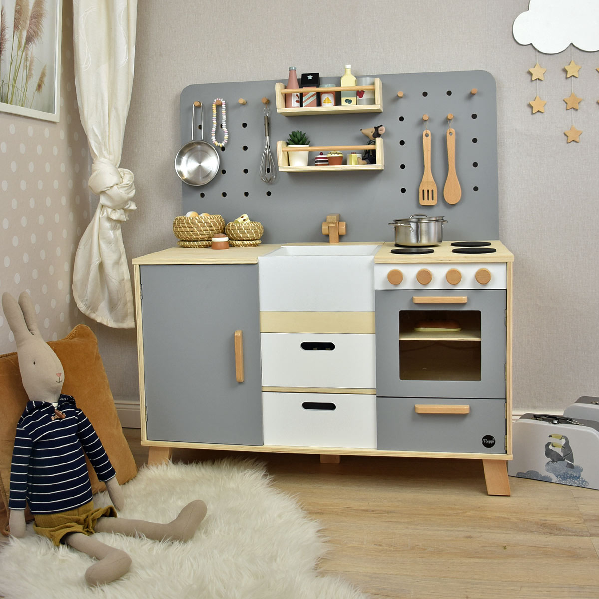 Kinderküche Stimmungsbild mit Deko und Zubehör
