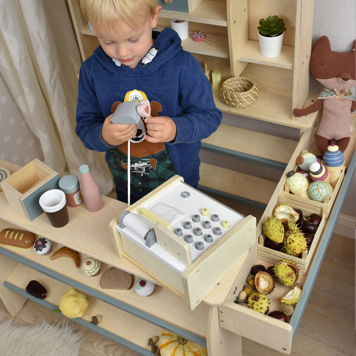 Kasse Stimmungsbild mit Kind