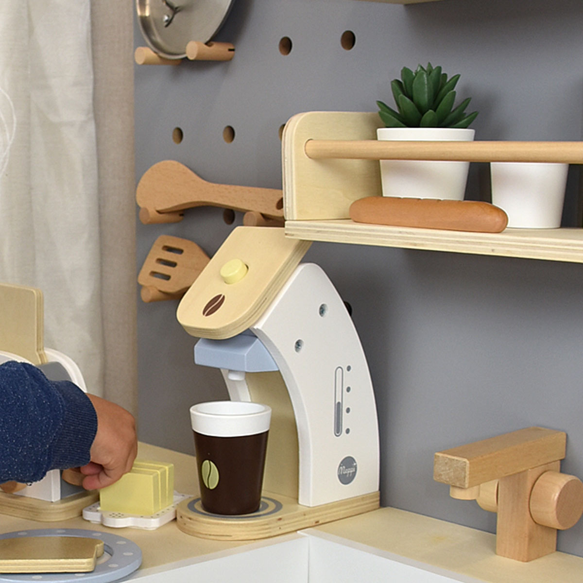 Kind spiel mit Kaffeemaschine