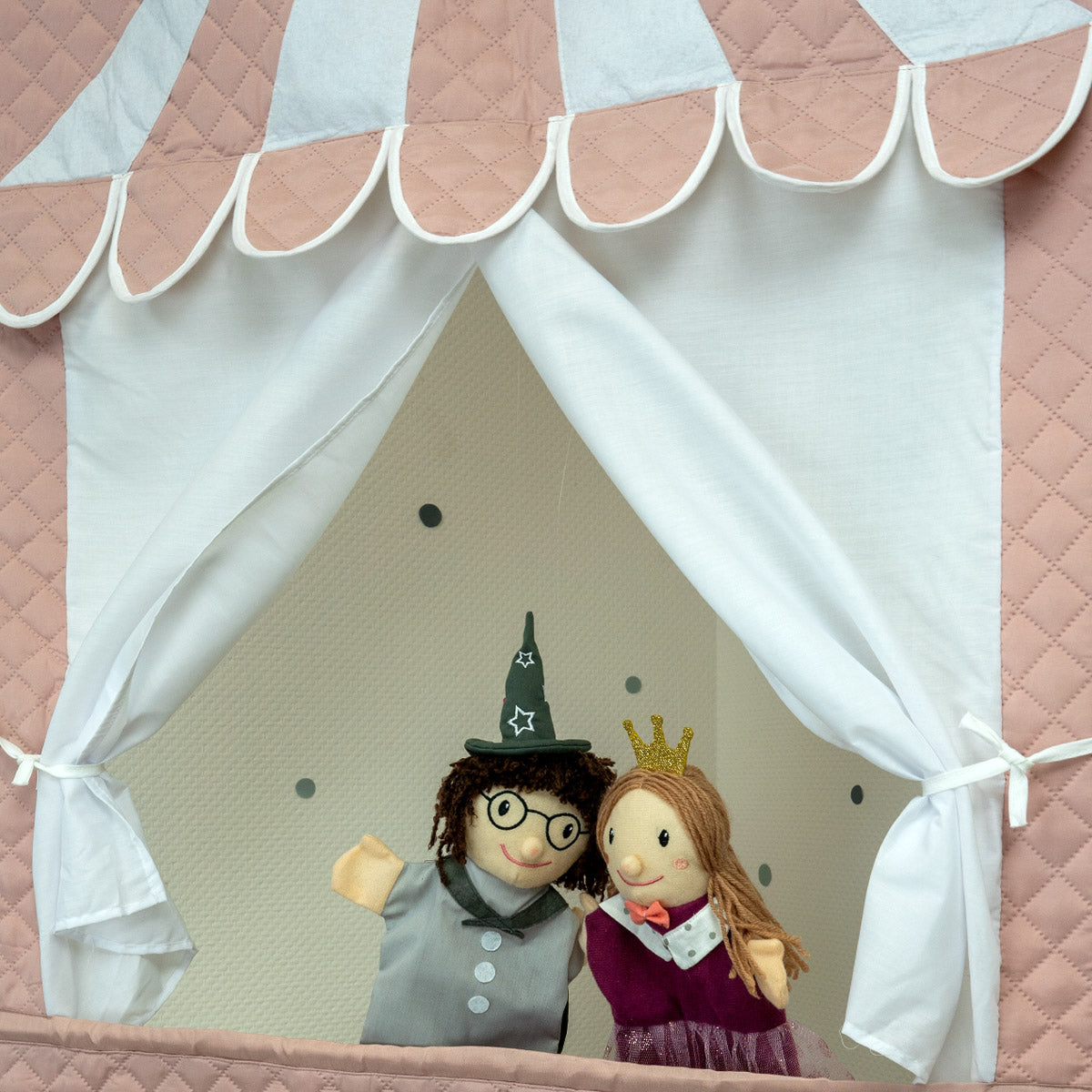 Kaspertheater Detailansicht Fenster mit zwei Handpuppen