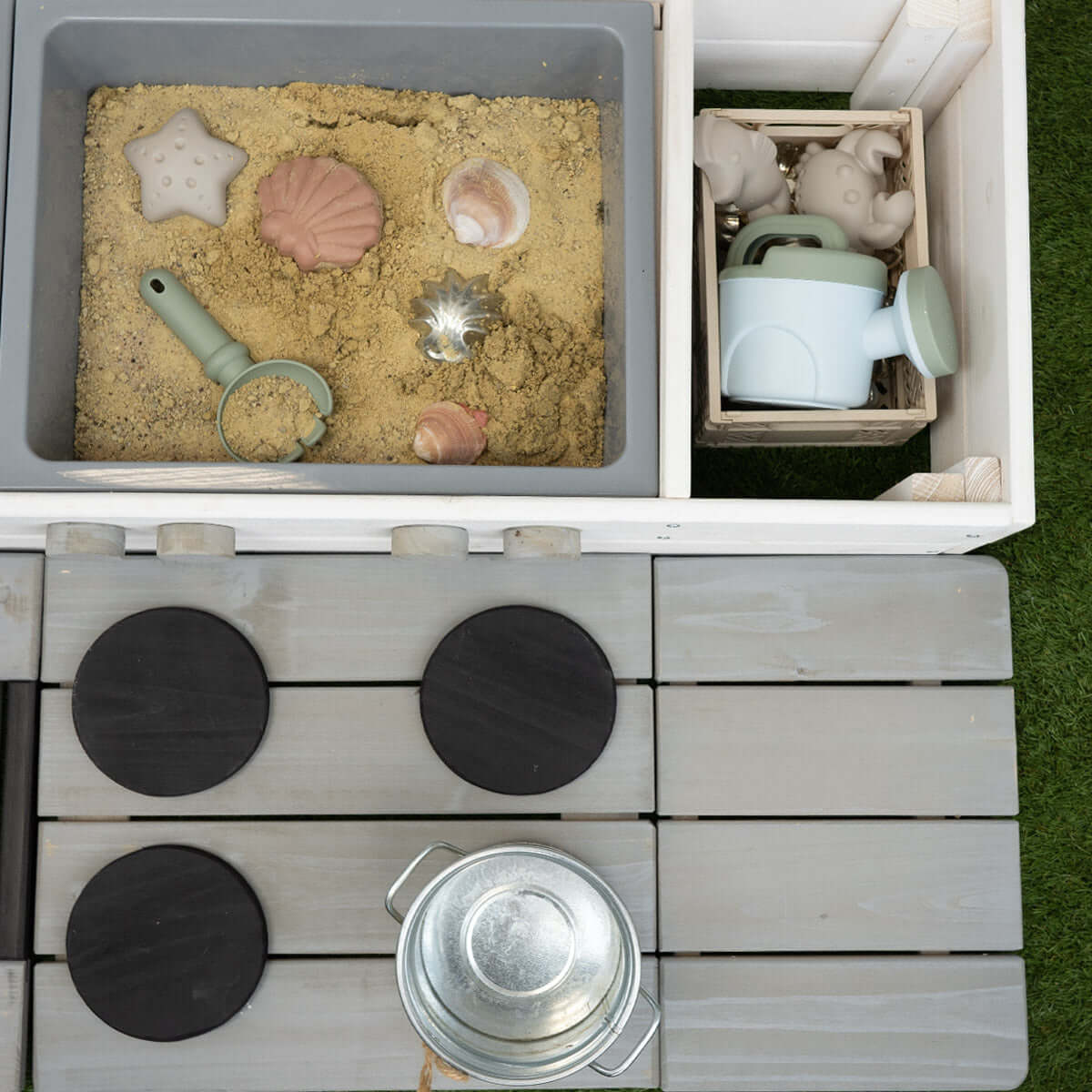 Sandkasten Detailbild Matschwannen und Herdplatten