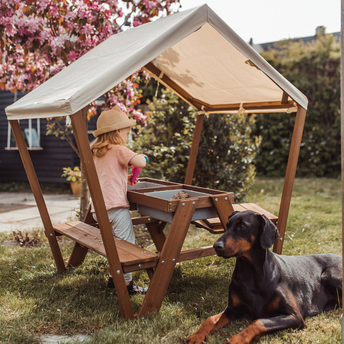 Sitzgruppe im Garten mit Kind sitzend