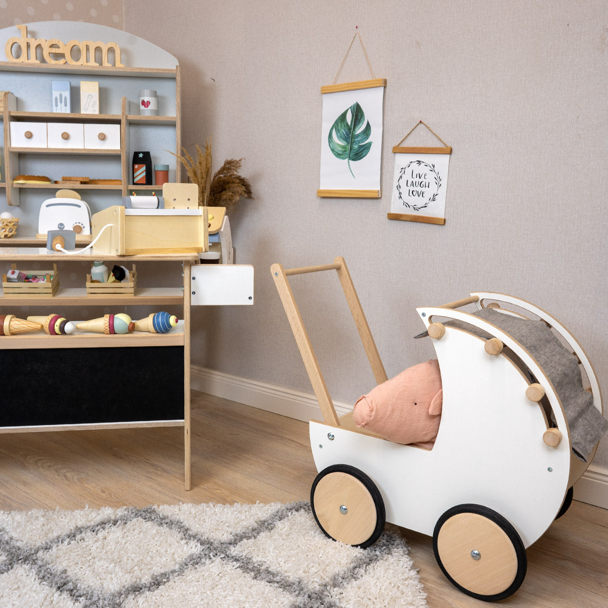 Puppenwagen Stimmungsbild mit Deko und Zubehör