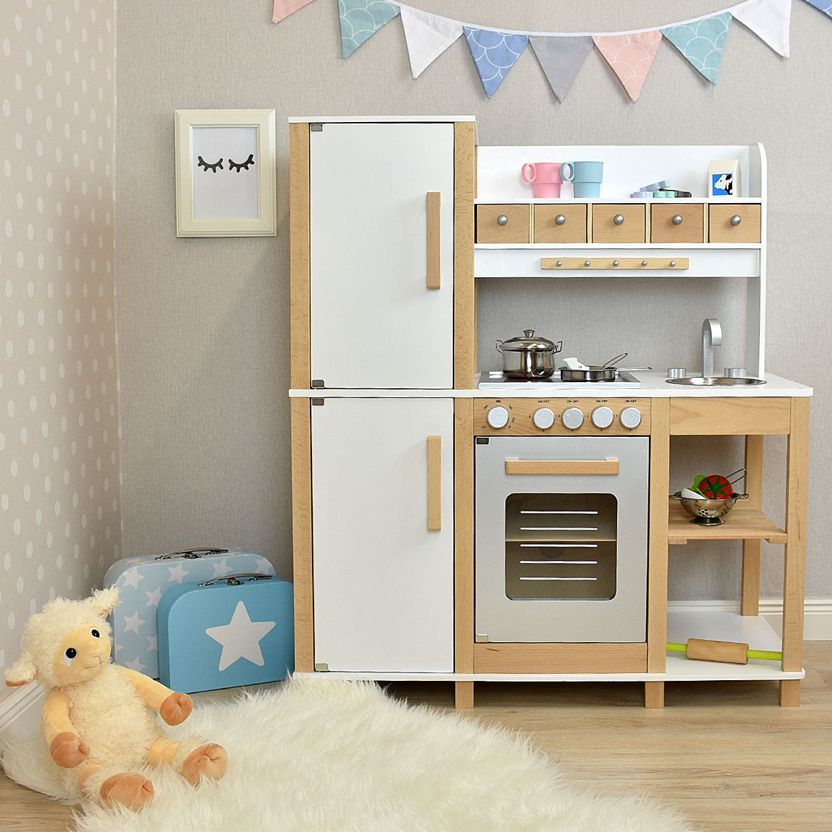 Kinderküche im eingerichteten Kinderzimmer