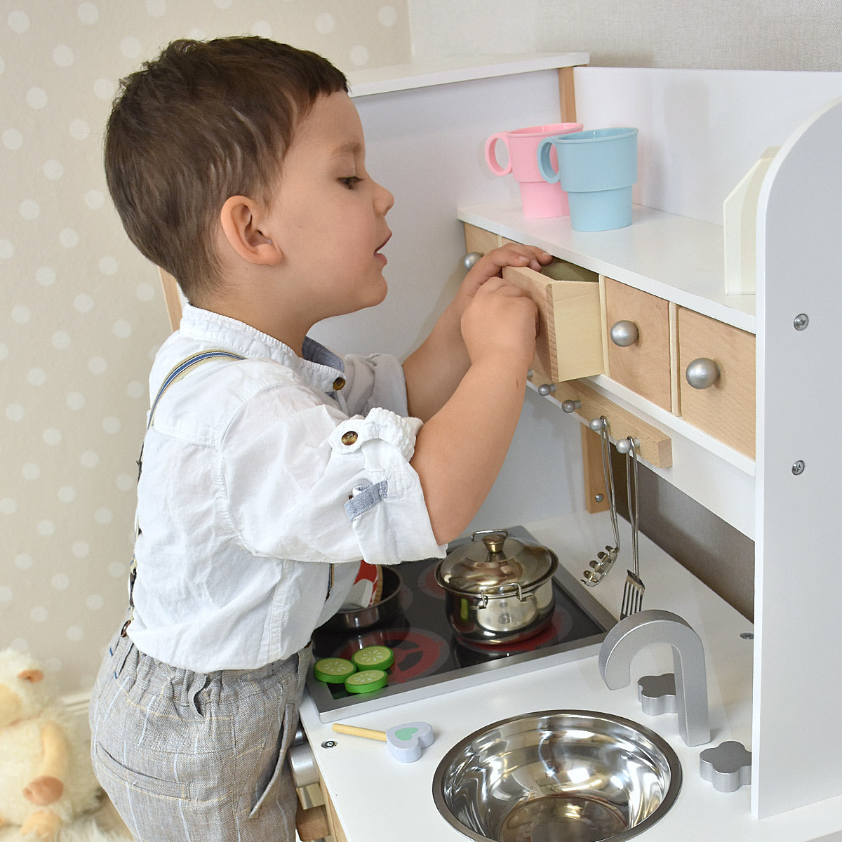 Kinderküche Detailansicht mit Kind