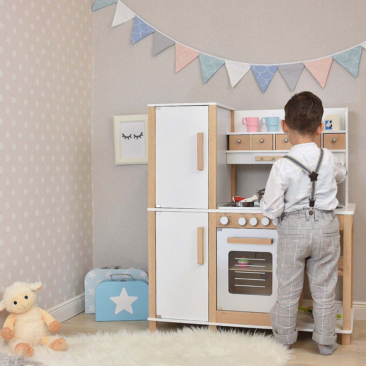 Kinderküche im eingerichteten Kinderzimmer mit Kind