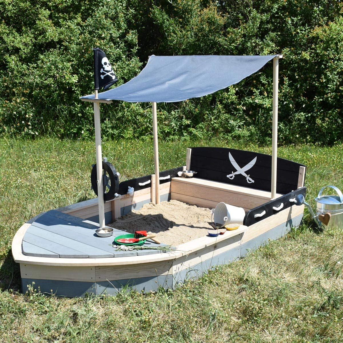 Sandkasten im Garten mit Zubehör
