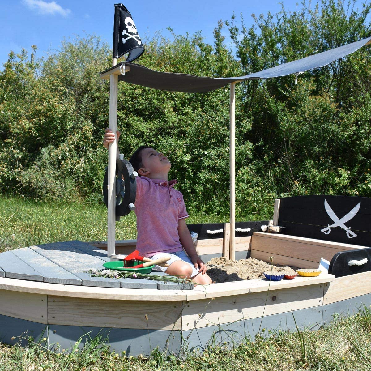 Sandkasten im Garten mit Kind