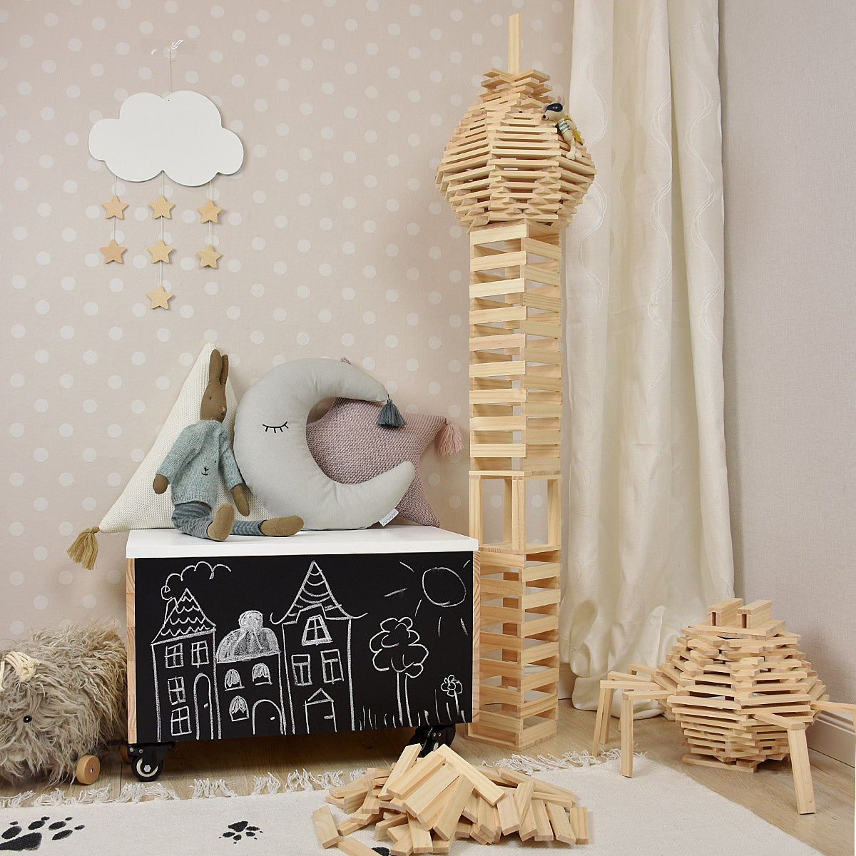 Holzbausteine mit gebautem Turm im Kinderzimmer