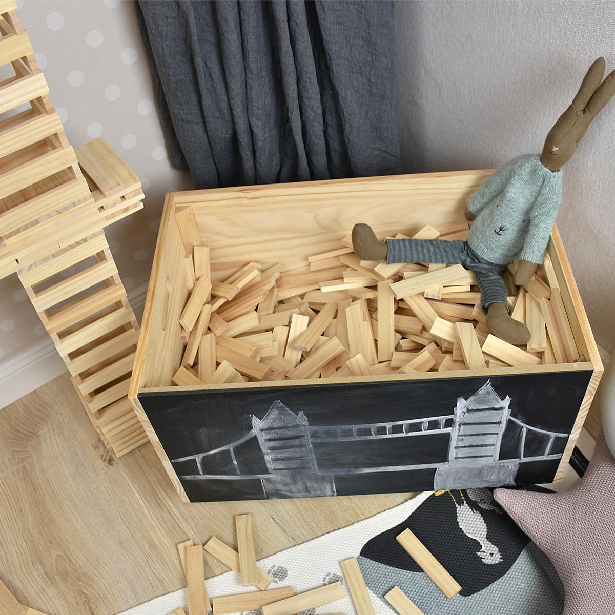 Holzbausteine Draufsicht von gefüllter Kiste