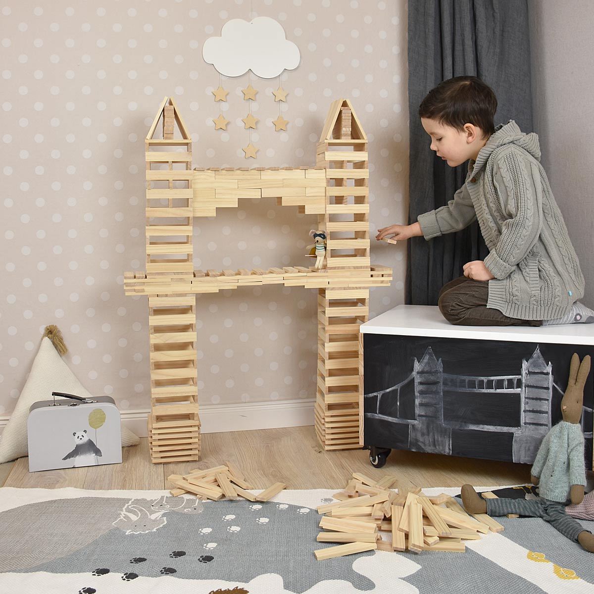Holzbausteine mit gebauter Brücke im Kinderzimmer