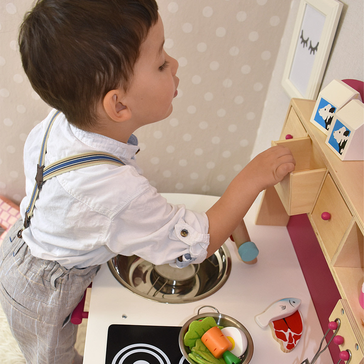 Kinderküche mit spielendem Jungen