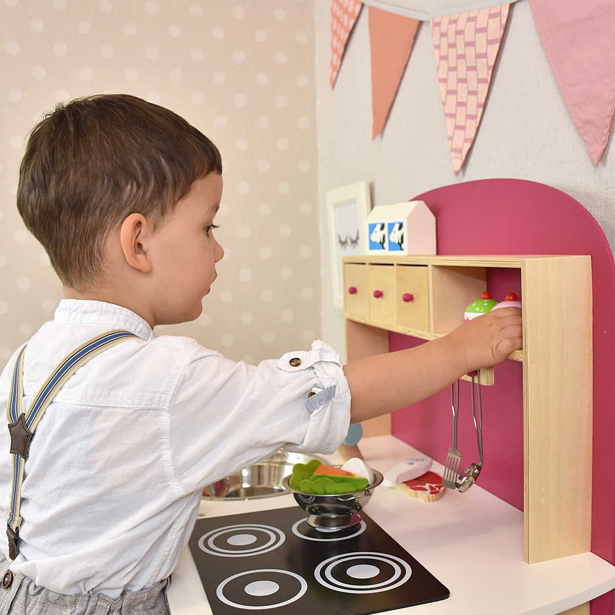 Kinderküche mit spielendem Jungen
