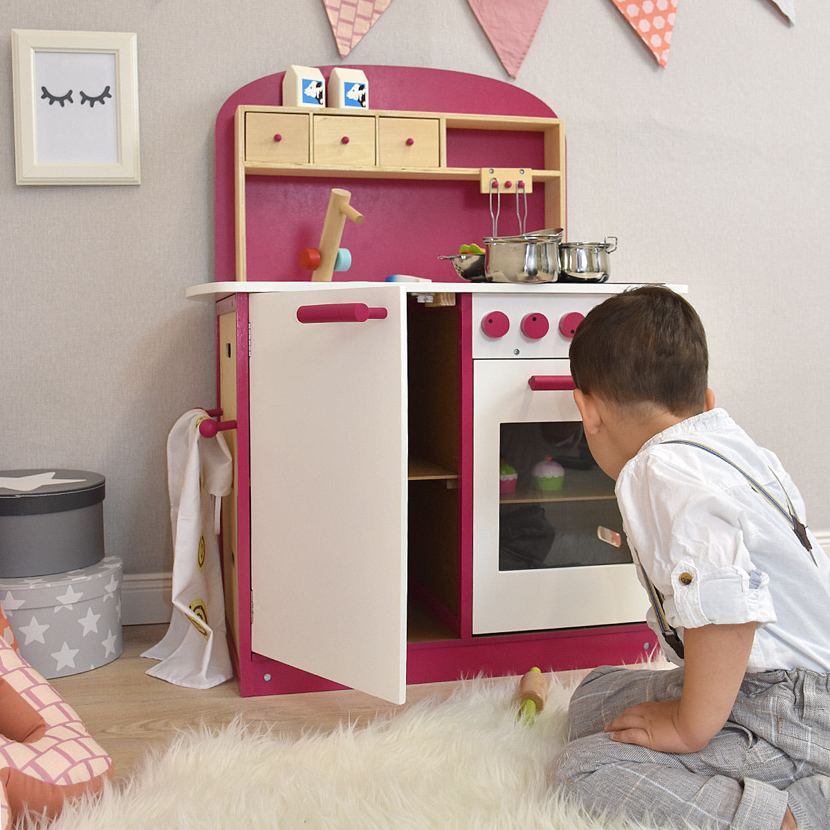 Kinderküche mit spielendem Jungen