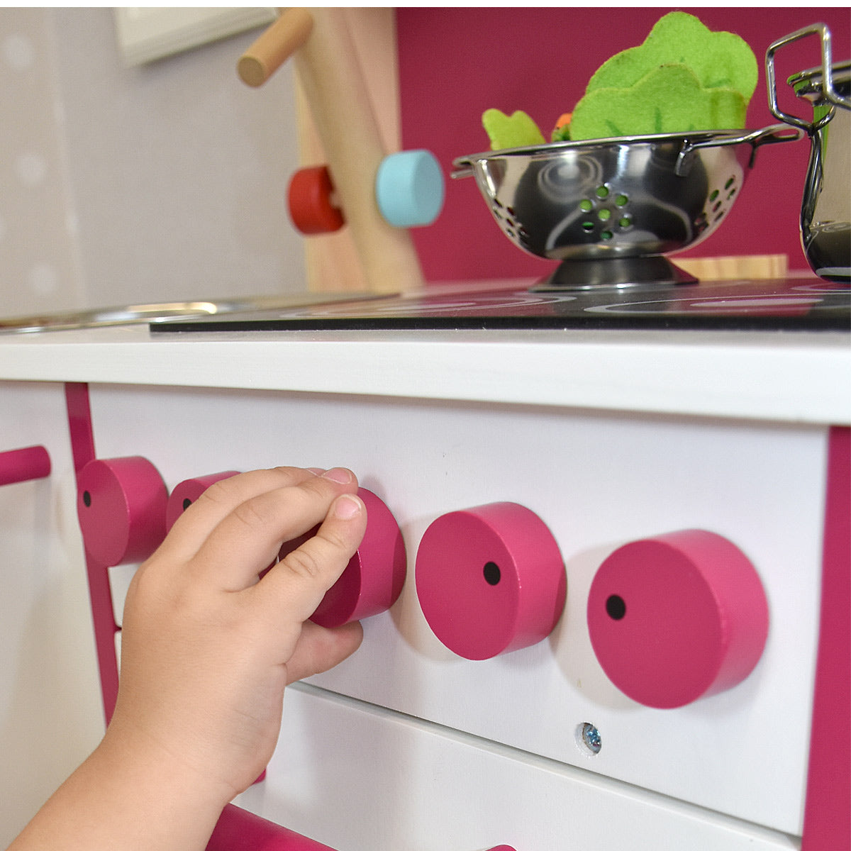 Kinderküche Detailbild Knöpfe
