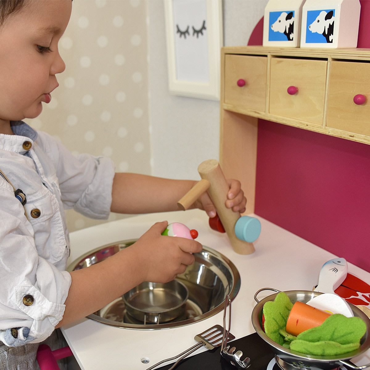 Kinderküche mit spielendem Jungen