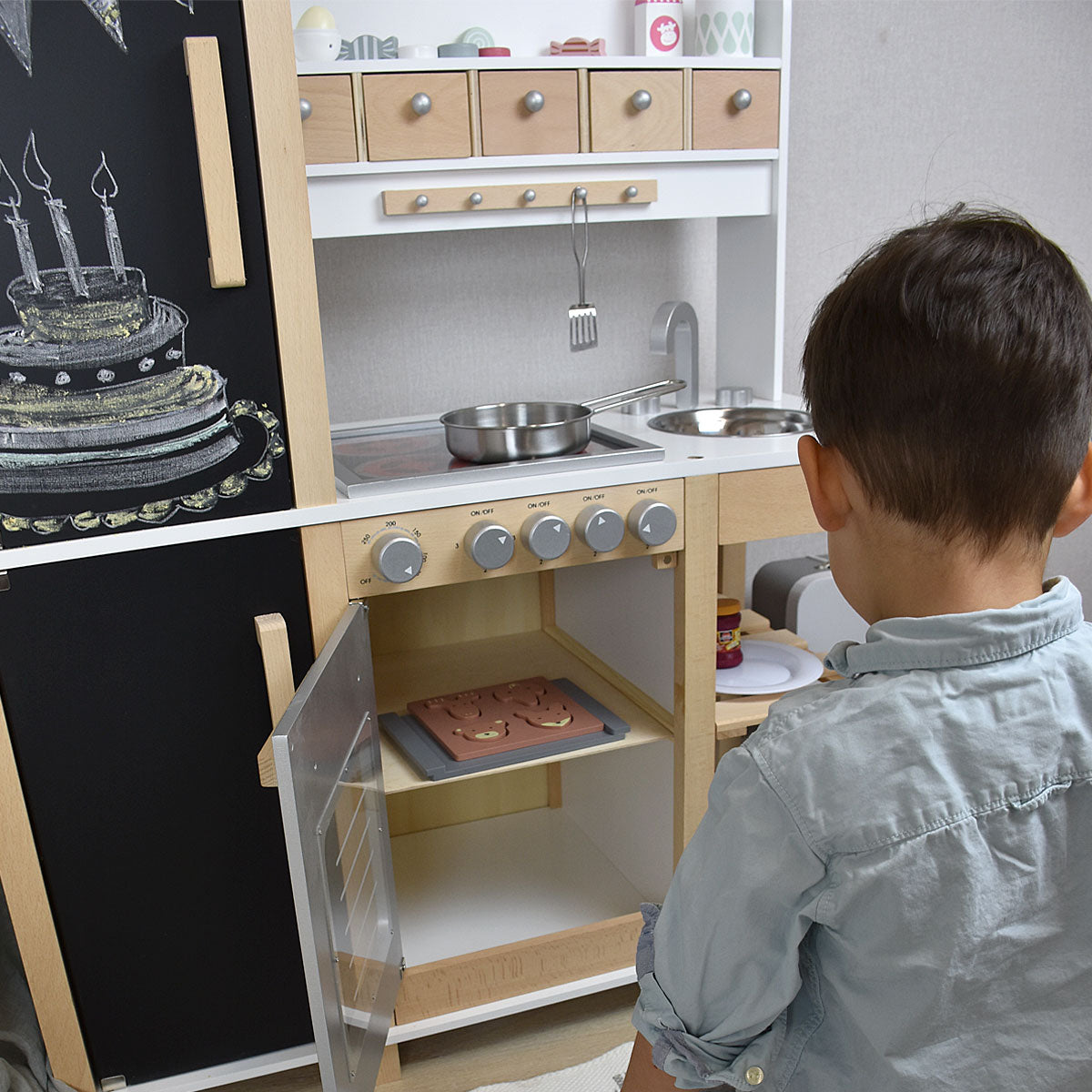 Kinderküche mit spielendem Kind