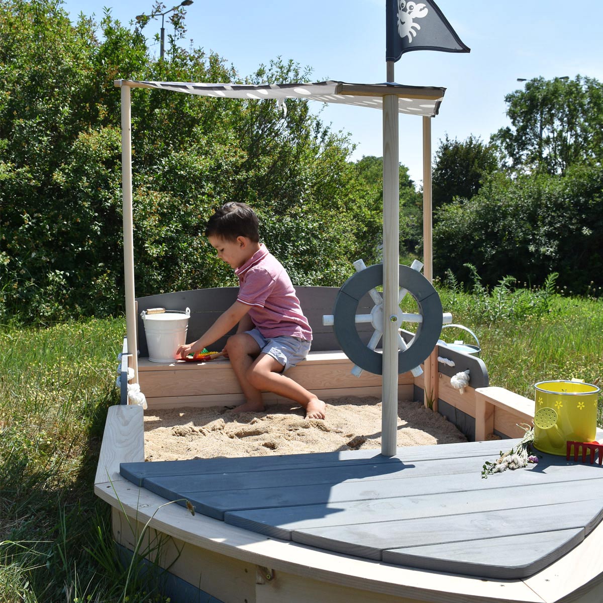Sandkasten Krabbe im Garten mit Kind