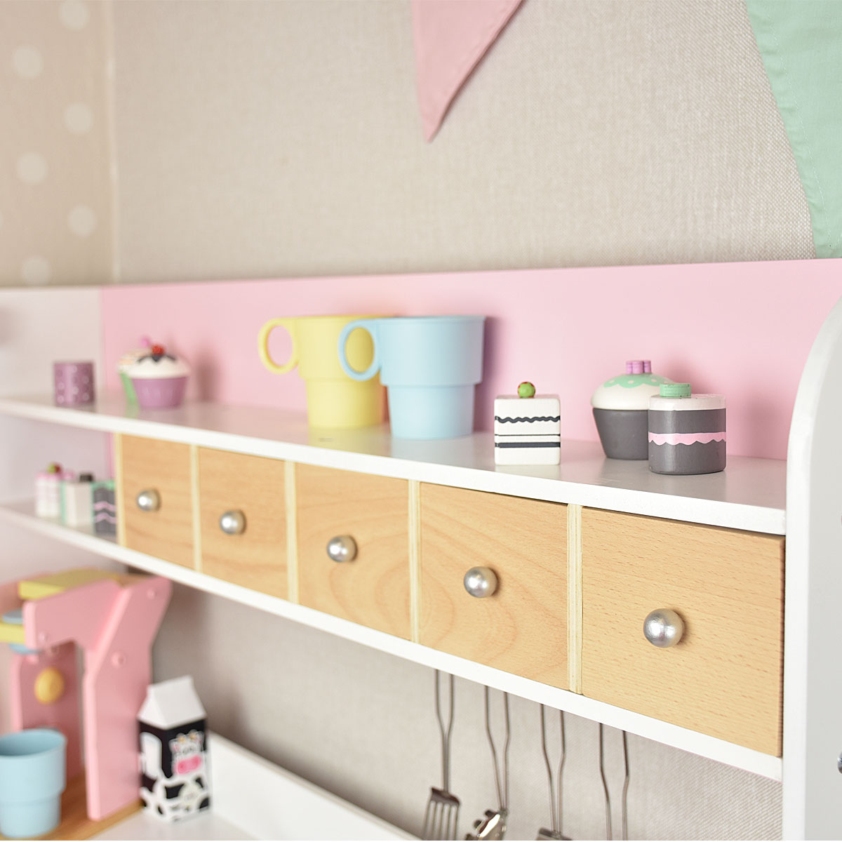 Kinderküche Detailansicht Schubladen