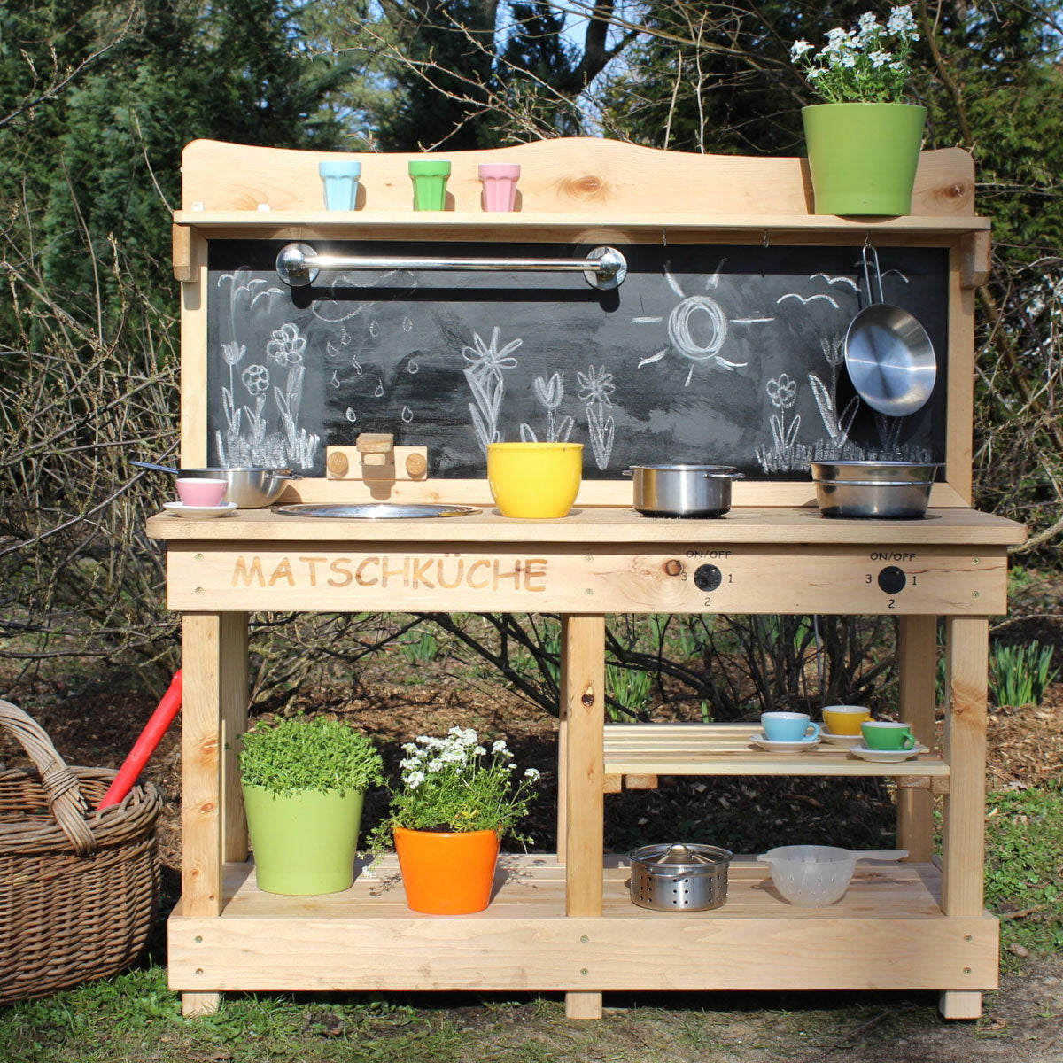 Matschküche im Garten mit Deko