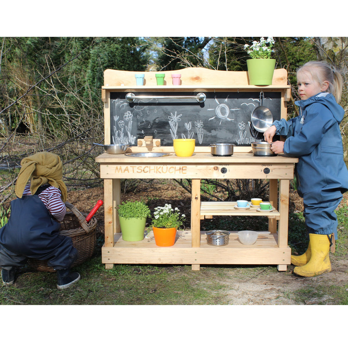 Matschküche im Garten mit Kind