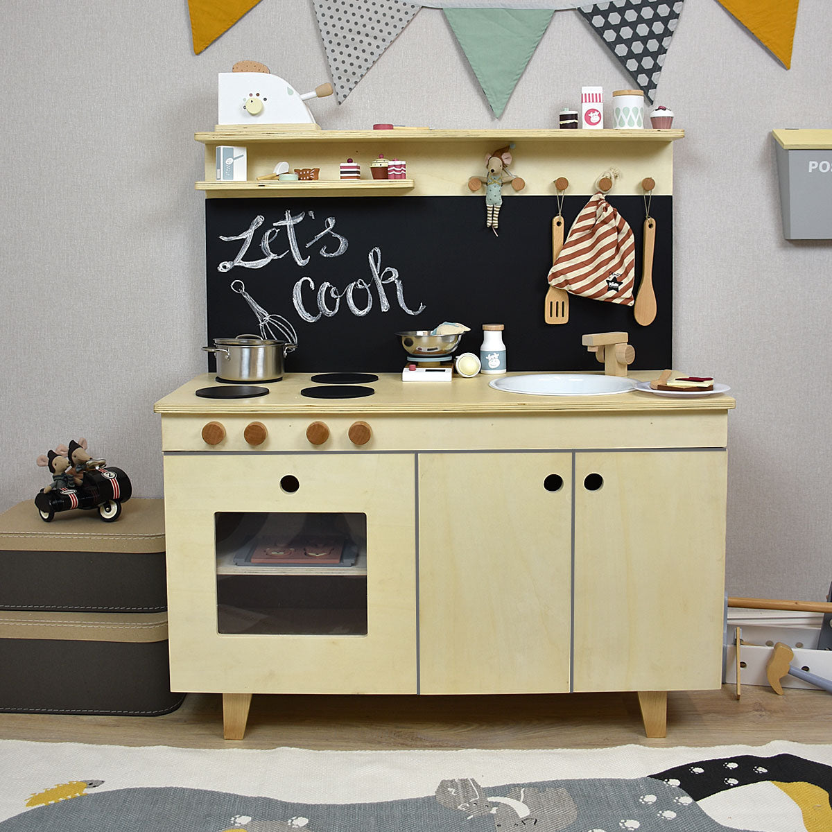 Kinderküche Stimmungsbild mit Deko und Zubehör