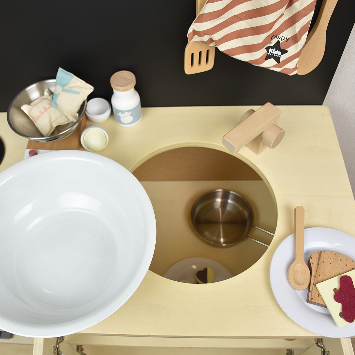 Kinderküche Detailbild Spüle und Arbeitsplatte