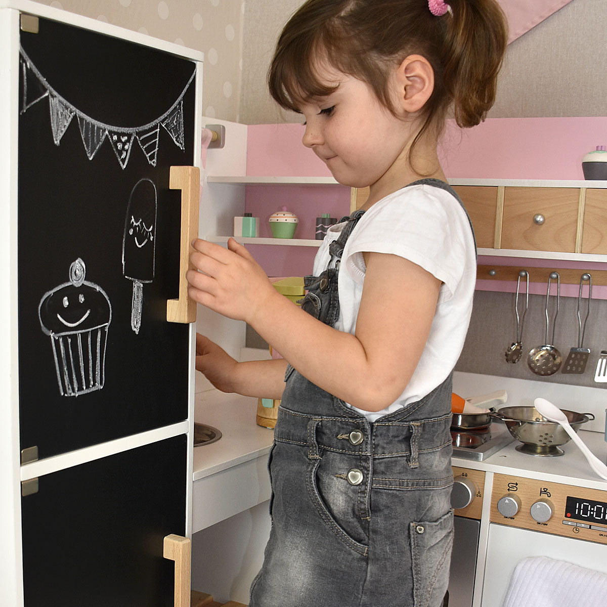 Kinderküche mit spielendem Mädchen