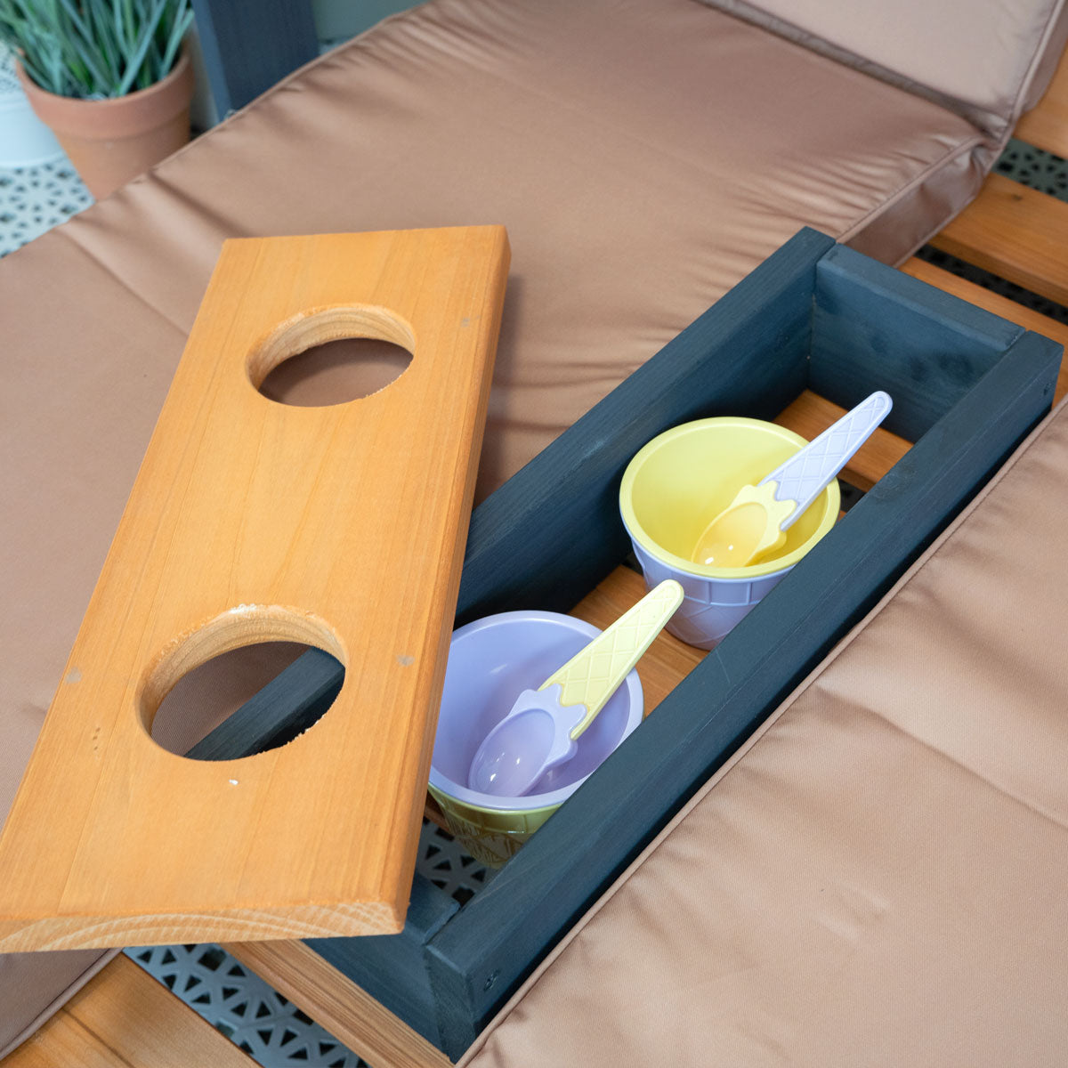 Kinderliege - Detailbild Becherhalter und Ablage