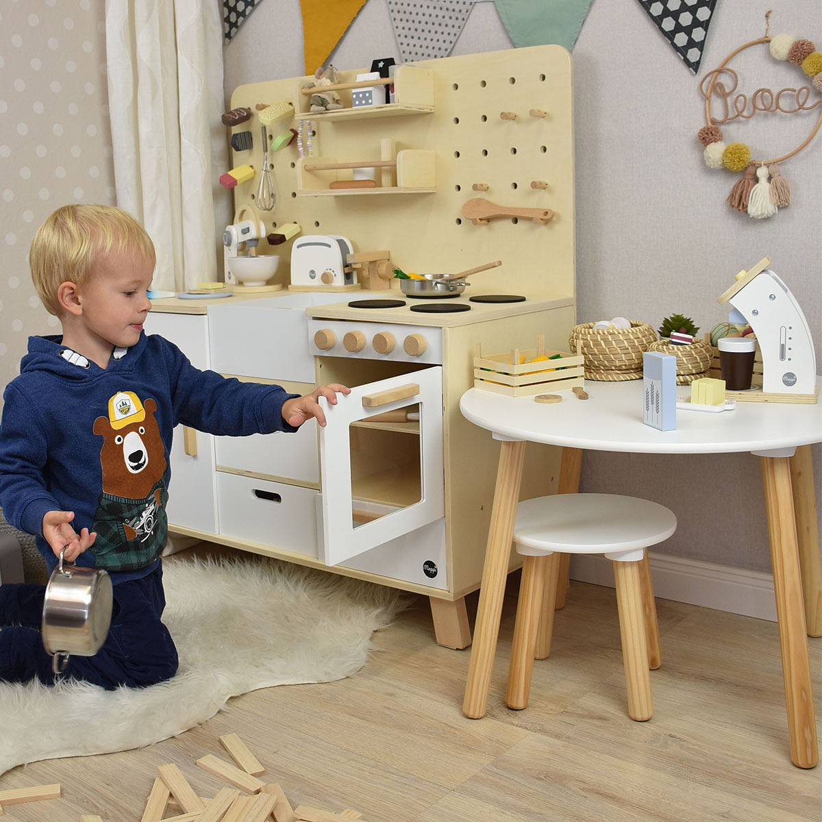 Kinderküche mit spielendem Kind