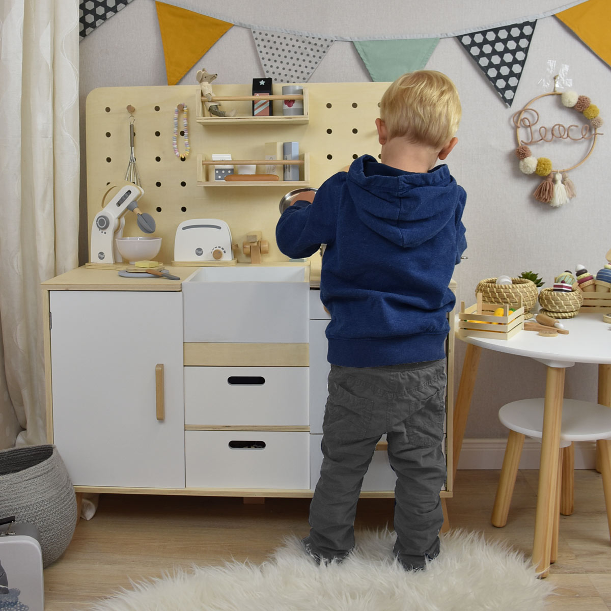Kinderküche mit spielendem Kind