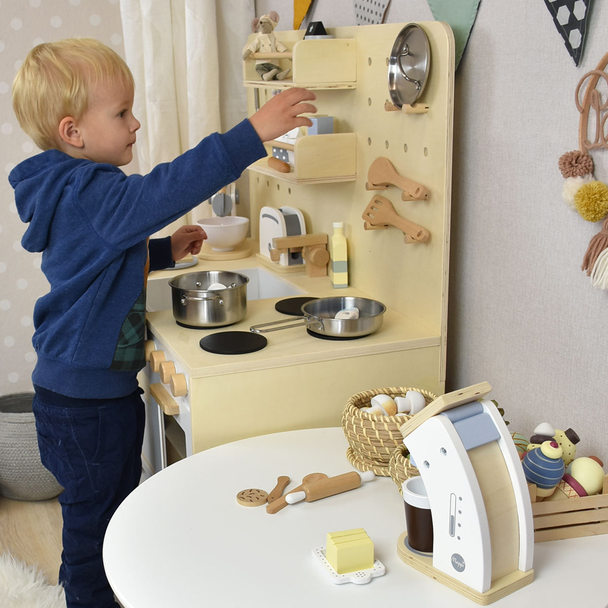 Kinderküche mit spielendem Kind