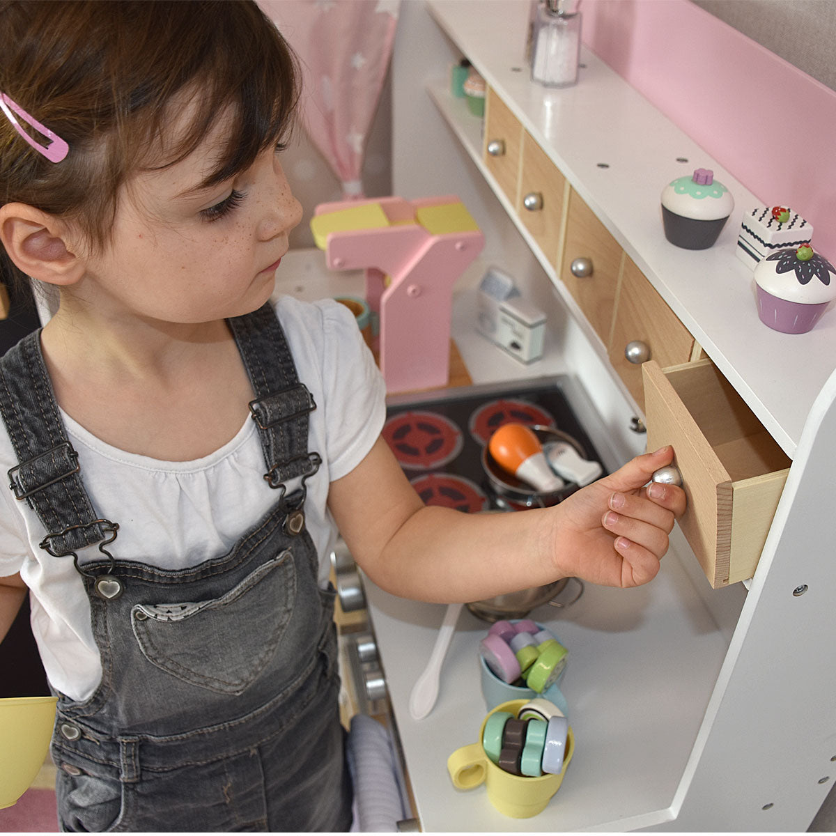 Kinderküche mit spielendem Mädchen