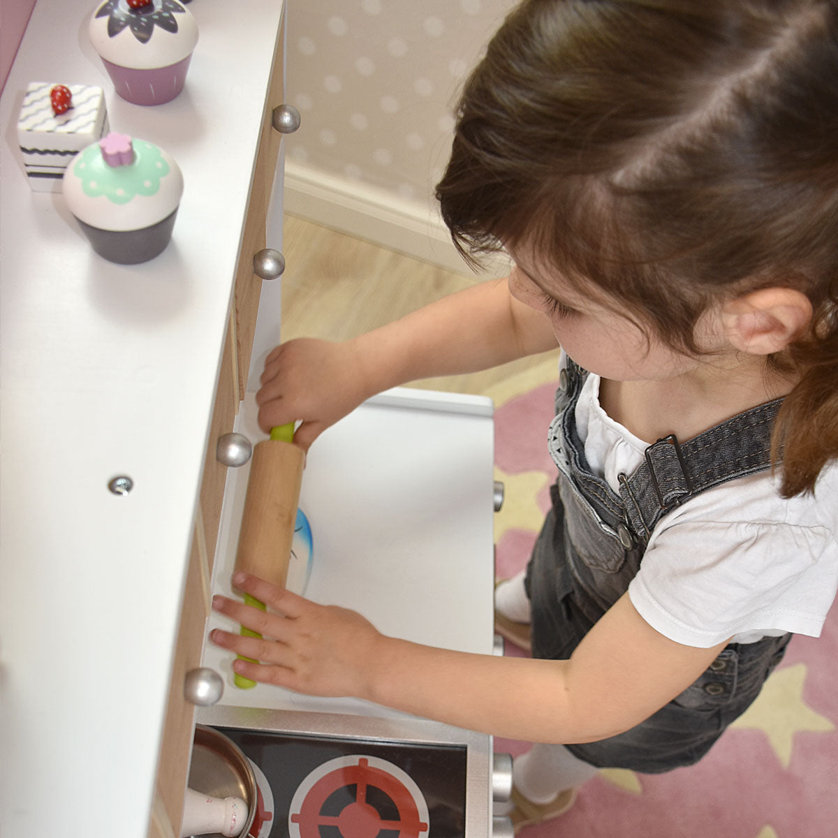 Kinderküche mit spielendem Mädchen