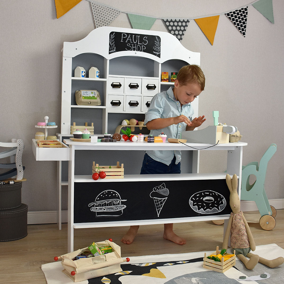 Kaufladen mit spielendem Kind