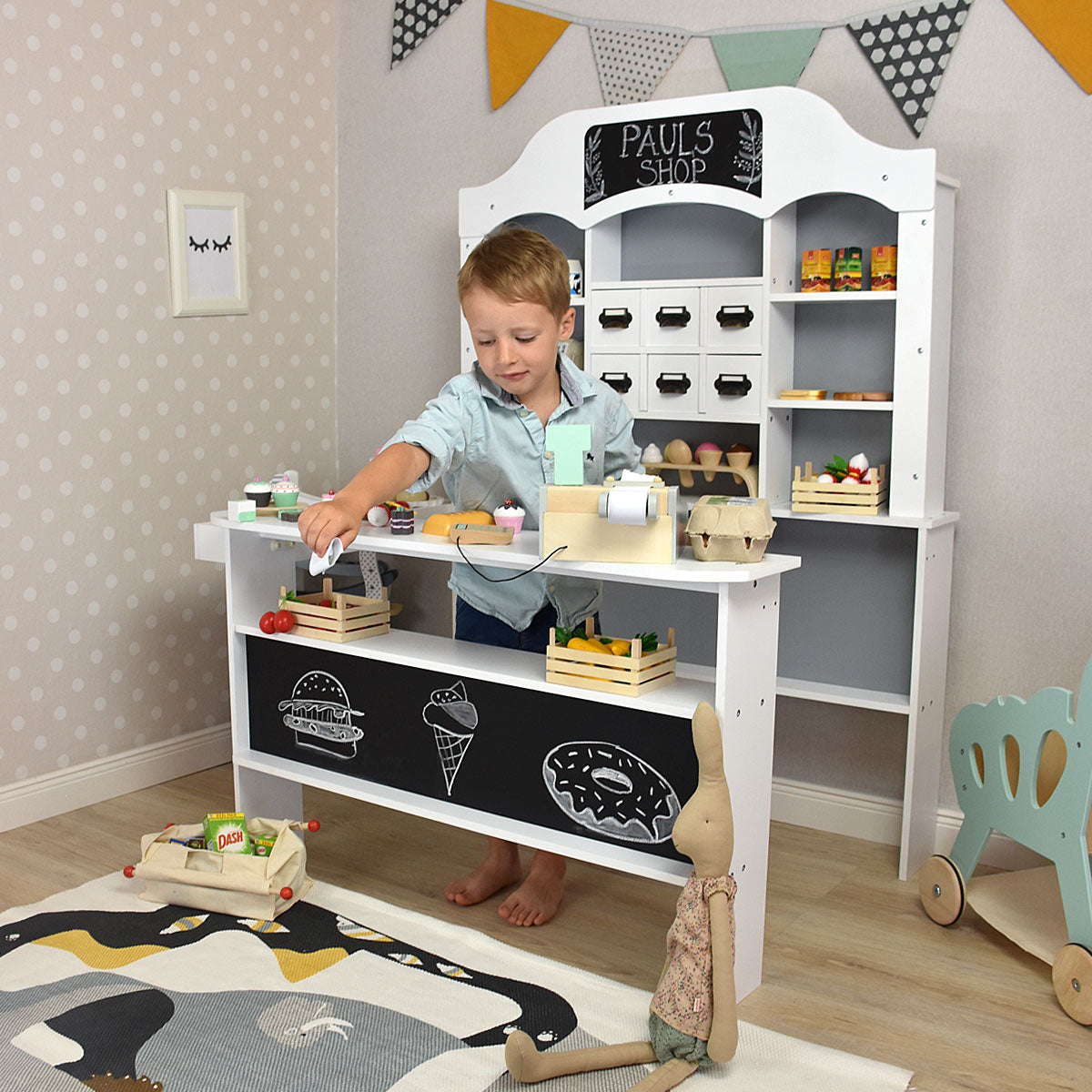 Kaufladen mit spielendem Kind