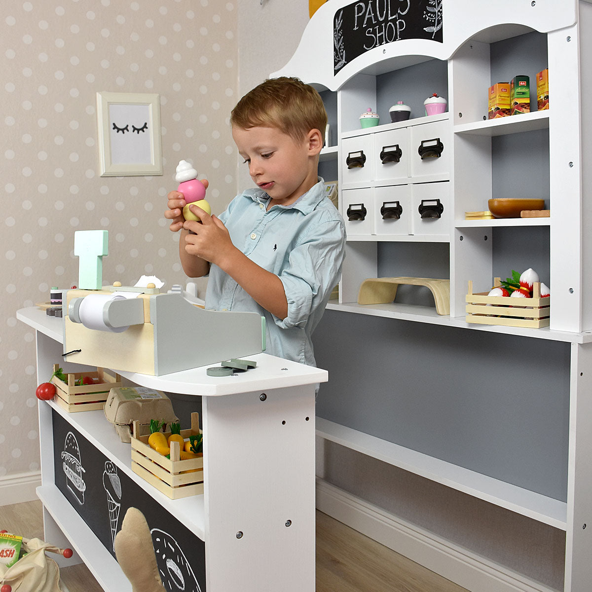 Kaufladen mit spielendem Kind