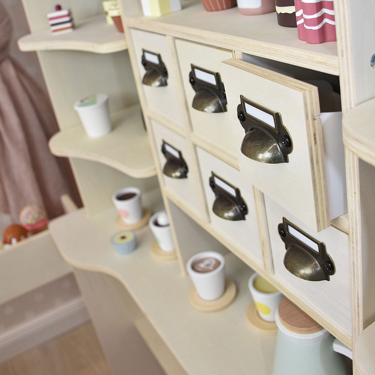 Kaufladen Detailbild Schubladen und Griffe